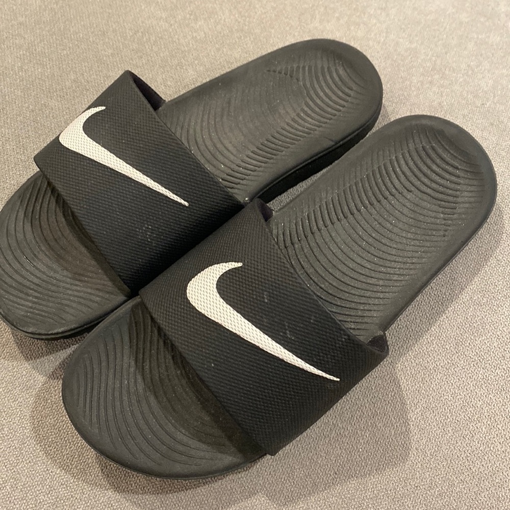 Boys Nike slides.